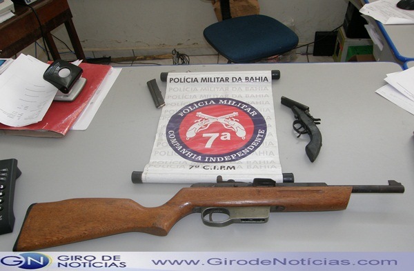 Armas que o menor guardava em seu quarto.